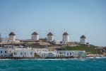 découvrez mykonos, l'île mythique des cyclades, célèbre pour ses plages de sable fin, sa vie nocturne animée et ses charmantes ruelles blanches. plongez dans l'atmosphère unique de cette destination prisée, entre traditions grecques et modernité.