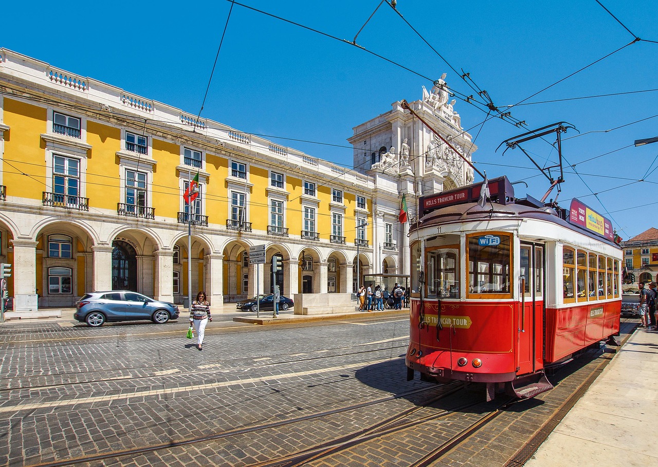 découvrez le portugal, un pays riche en culture, en histoire et en paysages à couper le souffle. explorez ses villes vibrantes comme lisbonne et porto, détendez-vous sur ses plages ensoleillées de l'algarve et savourez une cuisine délicieuse, incluant le célèbre pastel de nata. partez à l'aventure et laissez-vous séduire par ce joyau européen.