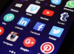 découvrez comment les réseaux sociaux transforment le tourisme, en influençant les choix des voyageurs et en créant de nouvelles tendances à travers des photos, des avis et des récits d'expériences uniques.