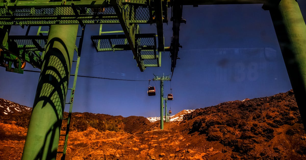 découvrez l'univers fascinant des téléphériques : un moyen de transport unique offrant des vues imprenables sur les paysages environnants. des aventures en montagne aux trajets urbains, explorez tout ce que ces cabines surélevées ont à offrir.