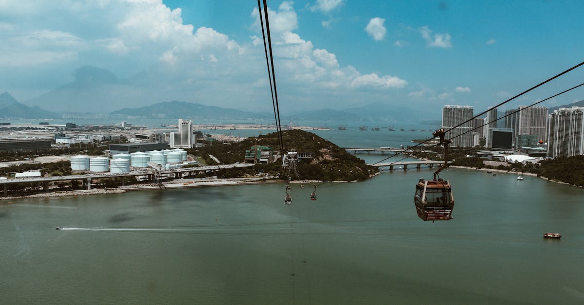découvrez l'univers fascinant des téléphériques, un mode de transport unique offrant des vues panoramiques époustouflantes. explorez les paysages majestueux tout en profitant d'une expérience paisible et agréable, que ce soit en montagne ou en ville.