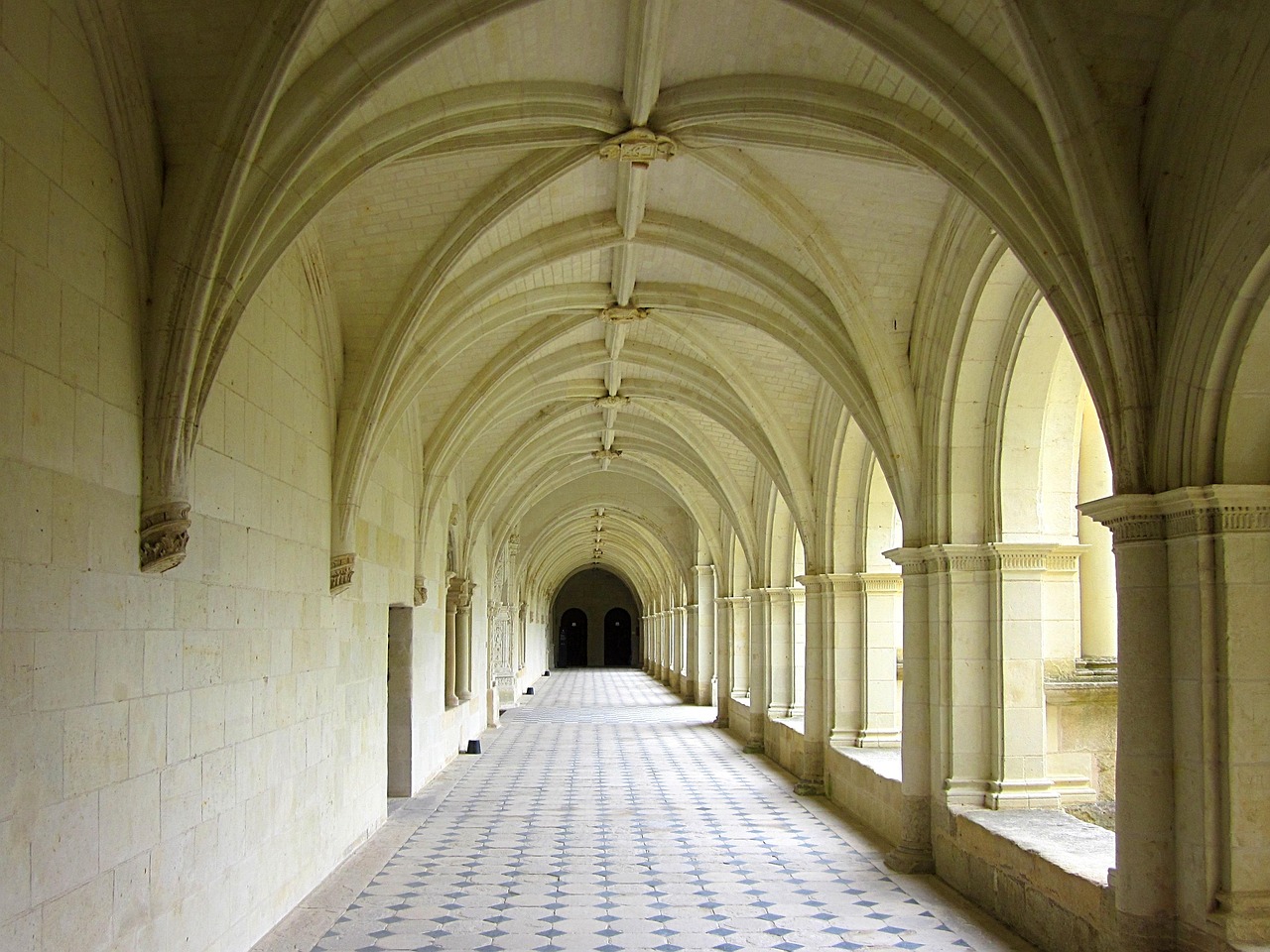 découvrez chinon, une charmante ville française située dans la vallée de la loire, célèbre pour son riche patrimoine historique, ses vignobles renommés et son château médiéval. explorez ses ruelles pittoresques et savourez ses délices gastronomiques dans un cadre enchanteur.