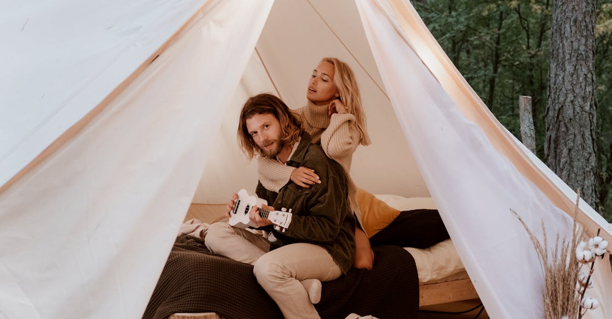 découvrez l'expérience unique du glamping, une fusion parfaite entre le camping traditionnel et le confort d'un hébergement de luxe. profitez de la nature sans renoncer au confort, dans des tentes élégantes, des cabanes en bois ou des roulottes tout équipées. explorez des destinations magnifiques tout en savourant des soirées conviviales autour d'un feu de camp. le glamping, c'est l'aventure en toute sérénité.