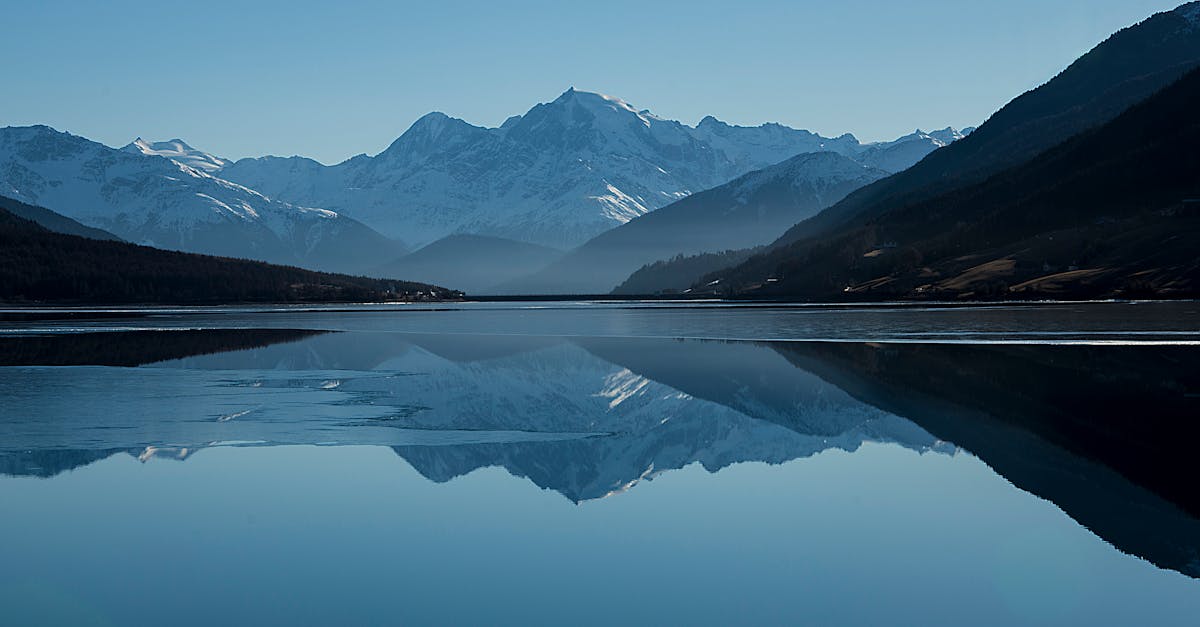 découvrez les majestueuses montagnes, leurs paysages à couper le souffle, leur biodiversité riche et les aventures qu'elles offrent entre randonnée, alpinisme et contemplation de la nature.