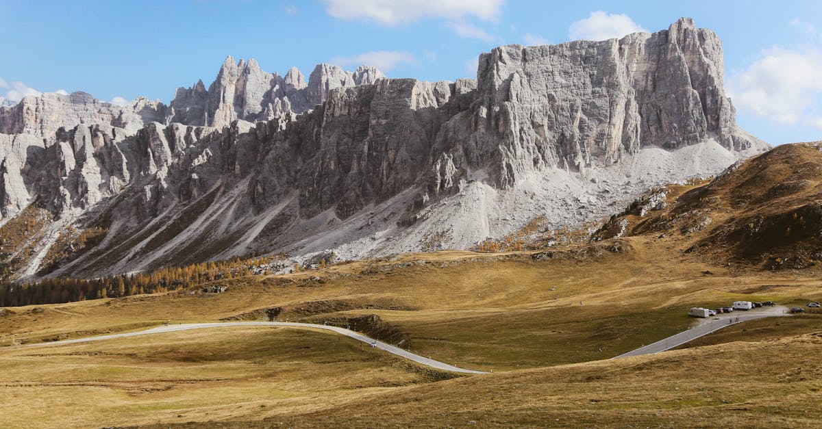 découvrez les plus belles routes panoramiques à travers des paysages à couper le souffle. partez à l'aventure sur des itinéraires enchanteurs qui vous feront explorer des vues spectaculaires, des montagnes majestueuses et des côtes sinueuses. idéal pour les amoureux de la nature et les passionnés de voyages, ces routes pittoresques vous promettent une expérience inoubliable.