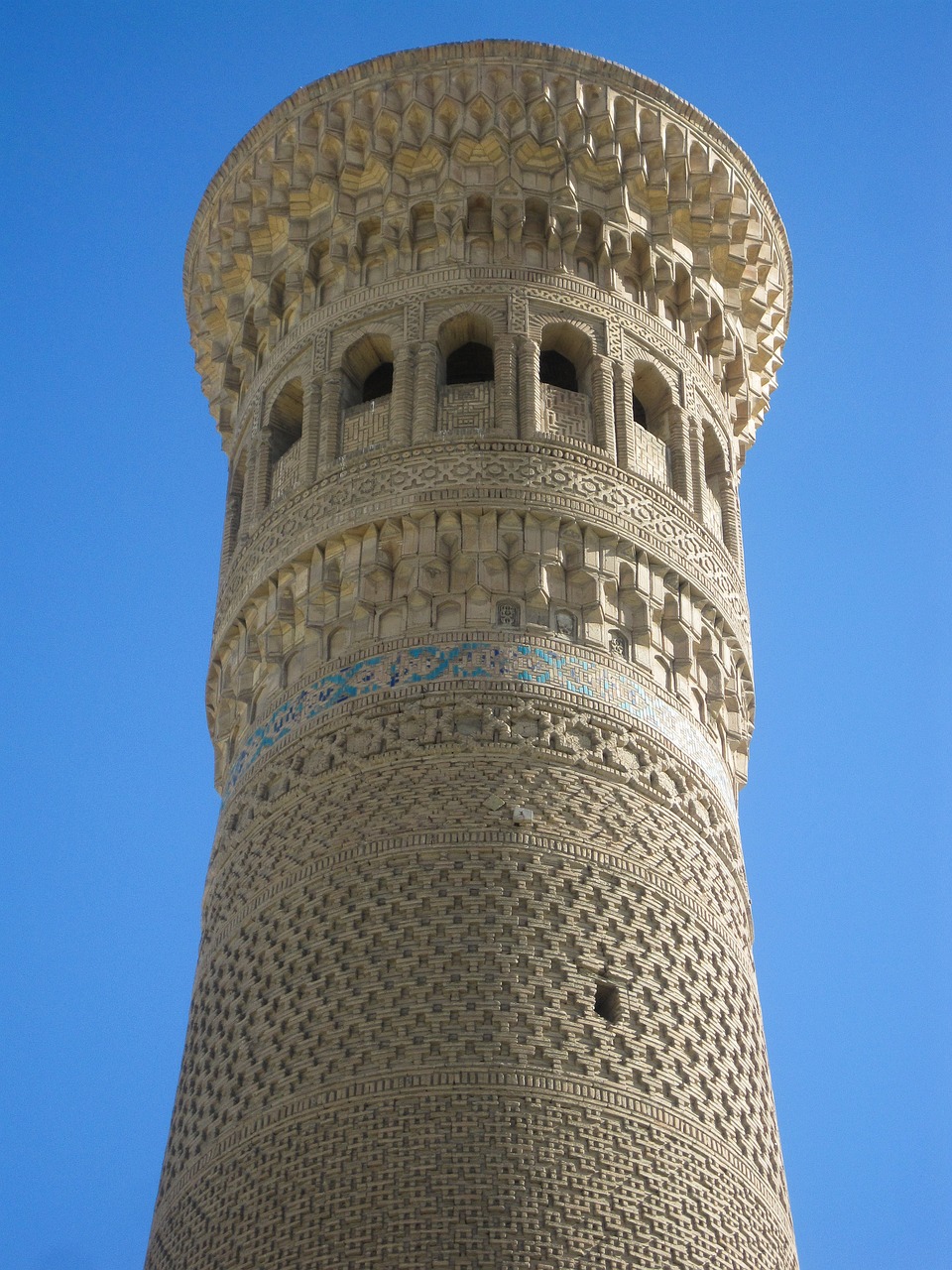 découvrez l'uzbekistan, un pays riche en histoire et en culture, où se mêlent des paysages époustouflants, une architecture majestueuse et une cuisine savoureuse. explorez les anciennes routes de la soie, admirez les mosquées et médinas classées au patrimoine mondial de l'unesco, et vivez une expérience inoubliable au cœur de l'asie centrale.