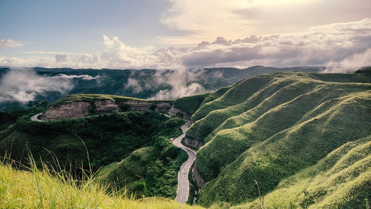 découvrez les merveilles du tourisme d'aventure : des expériences uniques et palpitantes vous attendent dans des destinations exotiques. partez à l'assaut des montagnes, explorez des forêts denses et vivez des moments inoubliables au cœur de la nature. réveillez l'aventurier qui sommeille en vous !