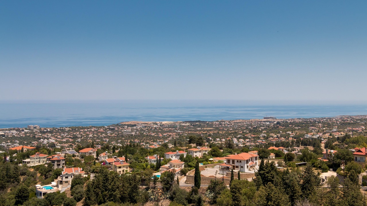 découvrez chypre, une île méditerranéenne riche en histoire, en culture et en paysages époustouflants. explorez ses plages dorées, ses sites archéologiques fascinants et sa délicieuse cuisine locale. séjournez dans un cadre idyllique où le soleil brille presque toute l'année.