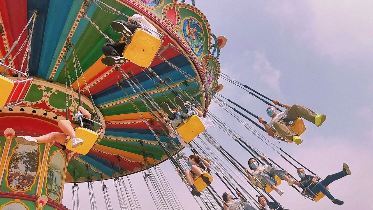 découvrez un parc d'aventure immersif où l'adrénaline rencontre l'imaginaire. vivez des expériences uniques à travers des attractions captivantes, des paysages époustouflants et des défis palpitants. parfait pour les amateurs de sensations fortes et les familles en quête d'aventure, laissez-vous emporter par cette expérience inoubliable.