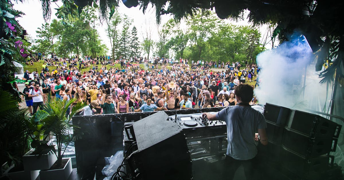 découvrez le festival de musique ultime qui célèbre les talents émergents et les artistes renommés. plongez dans une ambiance festive, vibrante et inoubliable, où la musique résonne à chaque coin. rejoignez-nous pour un week-end de rythmes envoûtants et de moments mémorables!