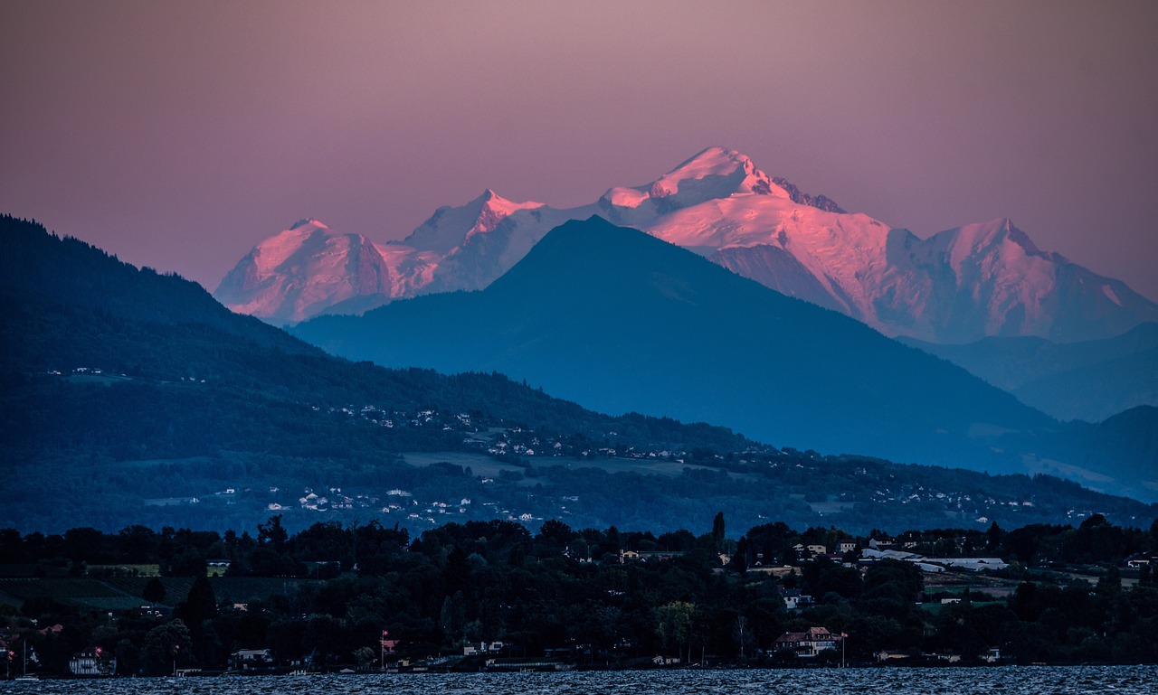 découvrez genève, la ville suisse au charme unique, mêlant culture, histoire et innovation. explorez ses magnifiques paysages au bord du lac léman, ses musées de renommée mondiale et sa gastronomie raffinée. plongez dans l'ambiance cosmopolite de la capitale de la paix et laissez-vous séduire par ses événements emblématiques.