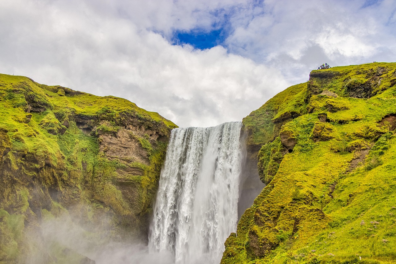 découvrez l’islande, une île fascinante aux paysages spectaculaires : volcans, glaciers, geysers et aurores boréales. partez à l’aventure et explorez la culture unique de cette destination nordique incontournable.