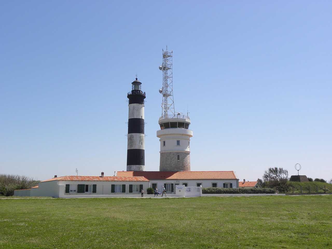 découvrez l'île d'oléron, un joyau de la côte atlantique française. plages de sable fin, paysages préservés et richesses culturelles vous attendent. parfait pour des vacances en famille ou entre amis, explorez la nature, savourez les spécialités locales et profitez d'activités variées dans un cadre enchanteur.