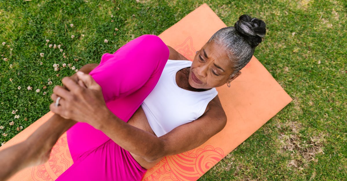 découvrez l'harmonie entre le corps et la nature avec notre pratique de yoga en plein air. éveillez vos sens tout en profitant des bienfaits du yoga dans un cadre naturel apaisant.