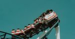 découvrez tout ce qu'il faut savoir sur les roller coasters : sensations fortes, innovations, records et conseils pour choisir les meilleures montagnes russes dans les parcs d'attractions du monde entier.