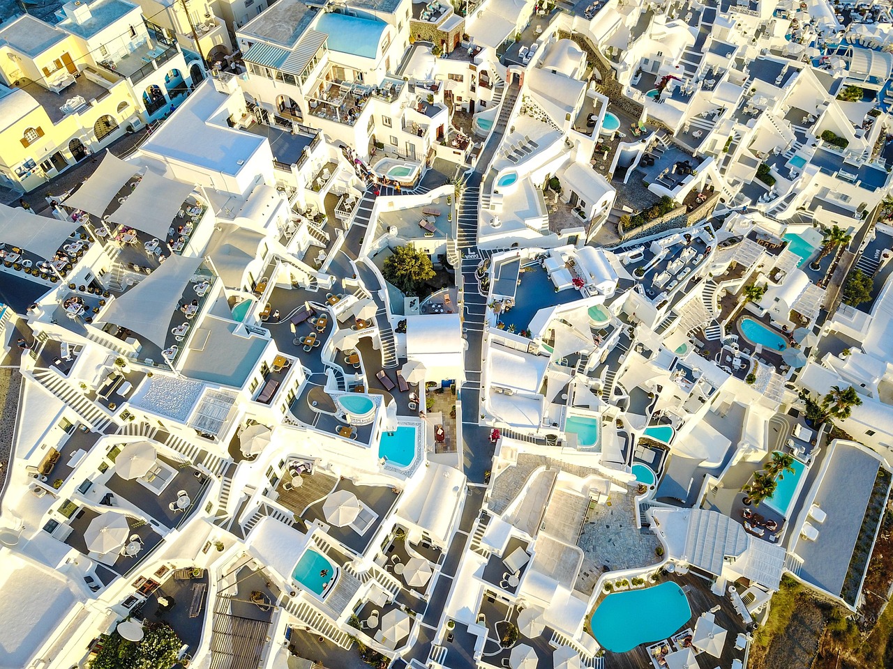 Escapades éphémères : plongeon dans la tendance insolite du tourisme aérien express