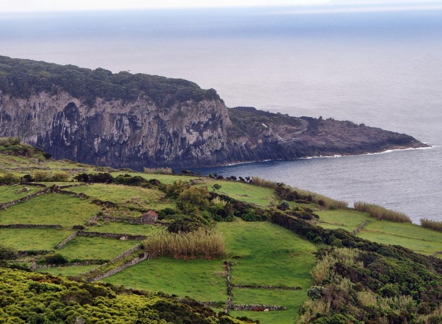 Découvrez les Açores : un voyage audio à travers les traditions de cet archipel avec notre sélection de podcasts incontournables