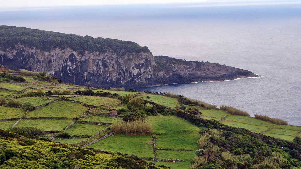 Découvrez les Açores : un voyage audio à travers les traditions de cet archipel avec notre sélection de podcasts incontournables