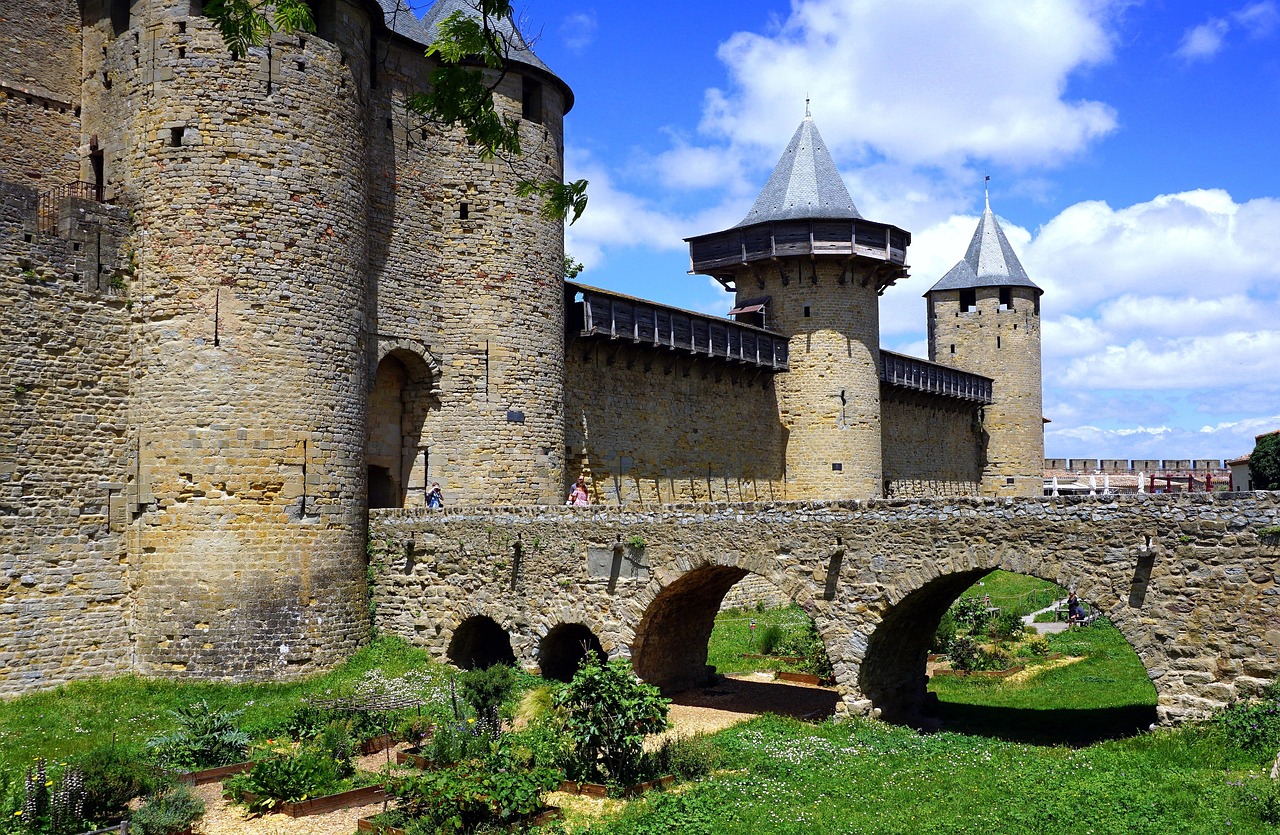 découvrez carcassonne, une cité médiévale emblématique du sud de la france, célèbre pour ses remparts, son château fort et son histoire fascinante. parfait pour une visite culturelle et un voyage dans le temps.