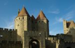 découvrez carcassonne, une cité médiévale unique dans le sud de la france, célèbre pour ses remparts, son histoire fascinante et son patrimoine classé à l'unesco. préparez votre visite et plongez au cœur du moyen âge !