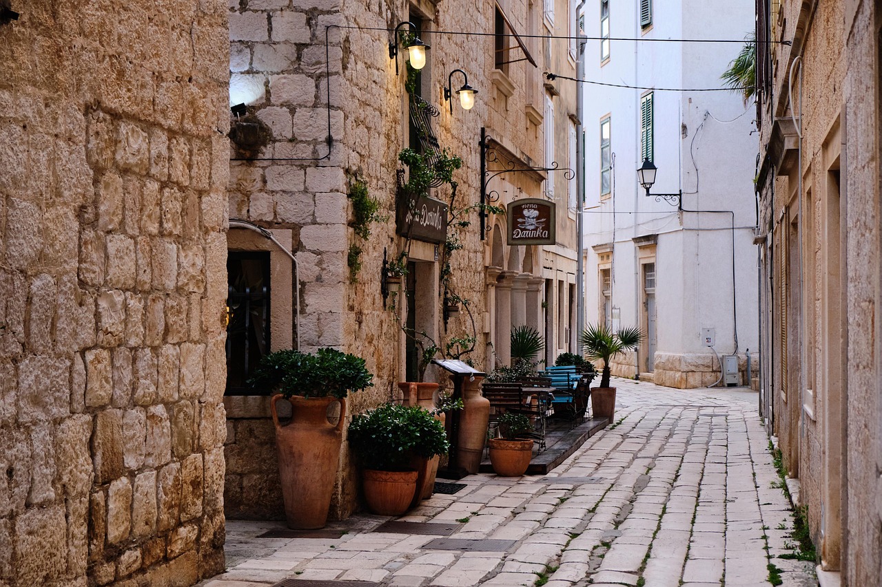 découvrez la croatie, une destination fascinante au cœur de l’europe : plages pittoresques, îles paradisiaques, villes historiques et une culture riche vous attendent. explorez les trésors croates pour un voyage inoubliable !