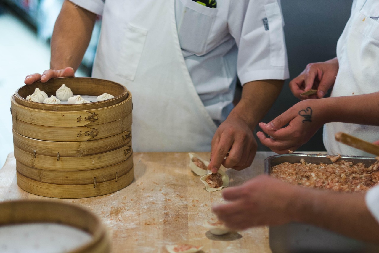découvrez des expériences culinaires uniques : ateliers, dégustations, et voyages gourmands pour éveiller vos papilles et explorer de nouvelles saveurs.