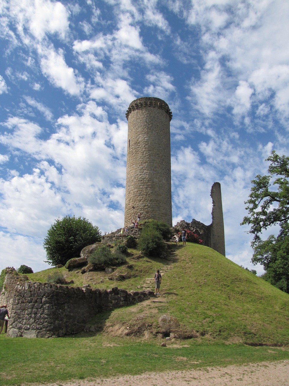 découvrez la dordogne, une région authentique du sud-ouest de la france, réputée pour ses paysages verdoyants, ses villages médiévaux, sa gastronomie et ses sites préhistoriques emblématiques. parfait pour un séjour entre nature, culture et histoire.