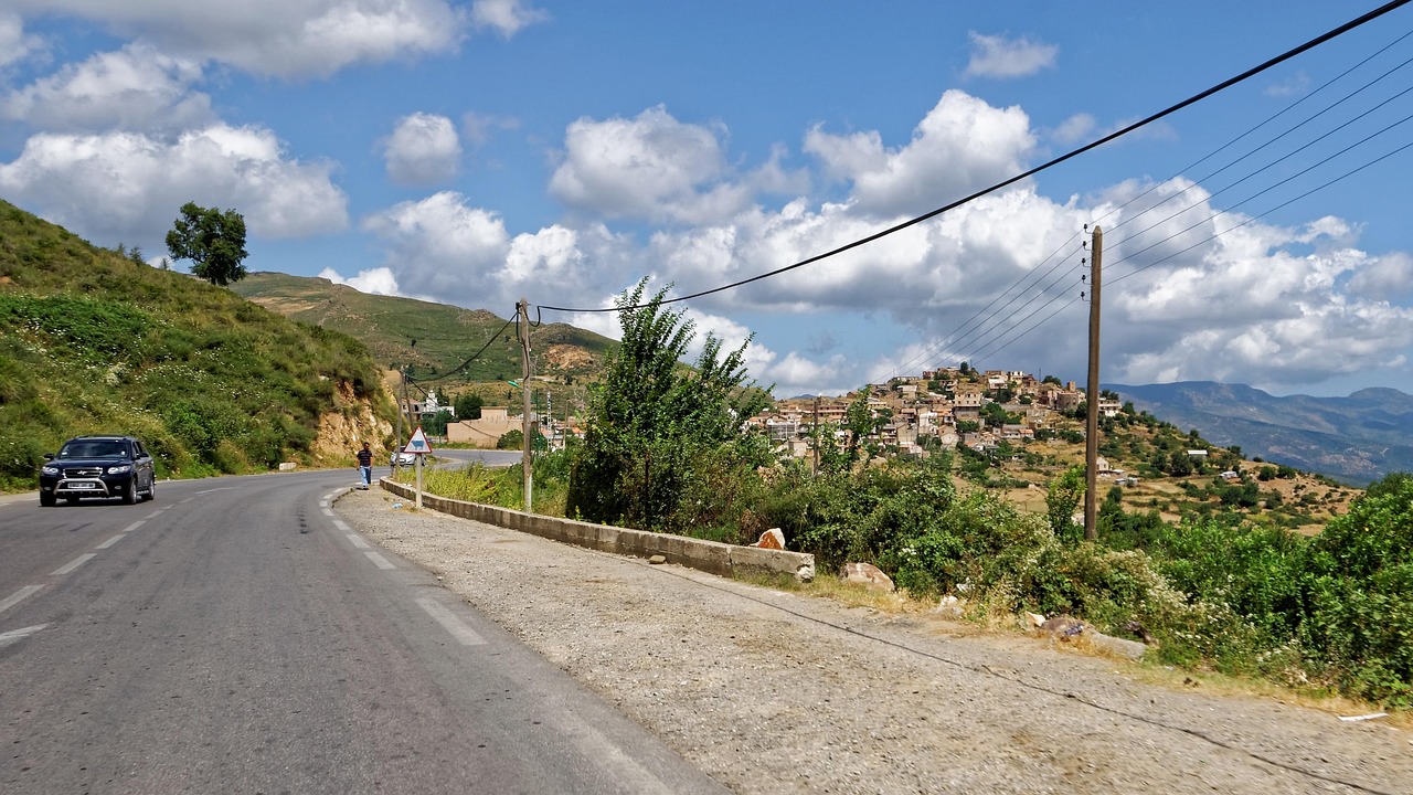 découvrez la kabylie, une région montagneuse d'algérie connue pour ses paysages spectaculaires, sa culture berbère authentique et ses traditions ancestrales. idéale pour les amateurs de nature, d'histoire et de découvertes culturelles.