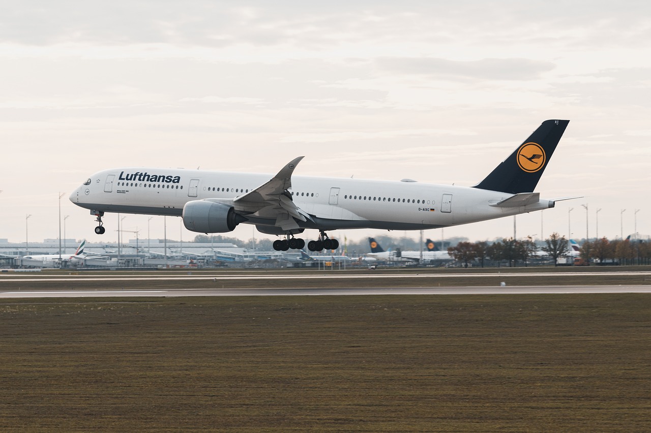 découvrez lufthansa, la compagnie aérienne allemande réputée pour son service de qualité, ses vols internationaux et sa flotte moderne. réservez vos billets d’avion, profitez de programmes de fidélité avantageux et voyagez partout dans le monde en toute sérénité avec lufthansa.
