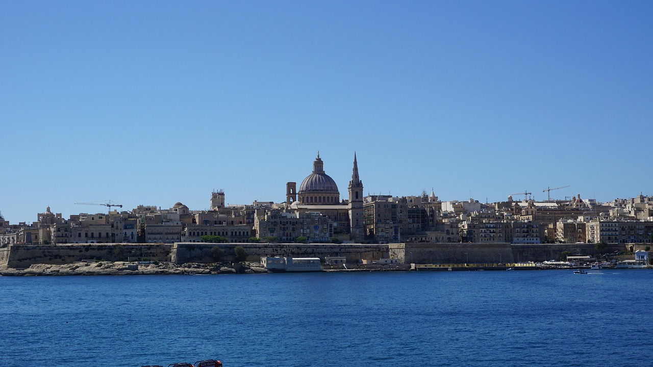 découvrez malte : une île méditerranéenne fascinante, connue pour ses plages ensoleillées, son patrimoine historique unique et son ambiance chaleureuse. préparez votre voyage à malte et explorez ses trésors incomparables.