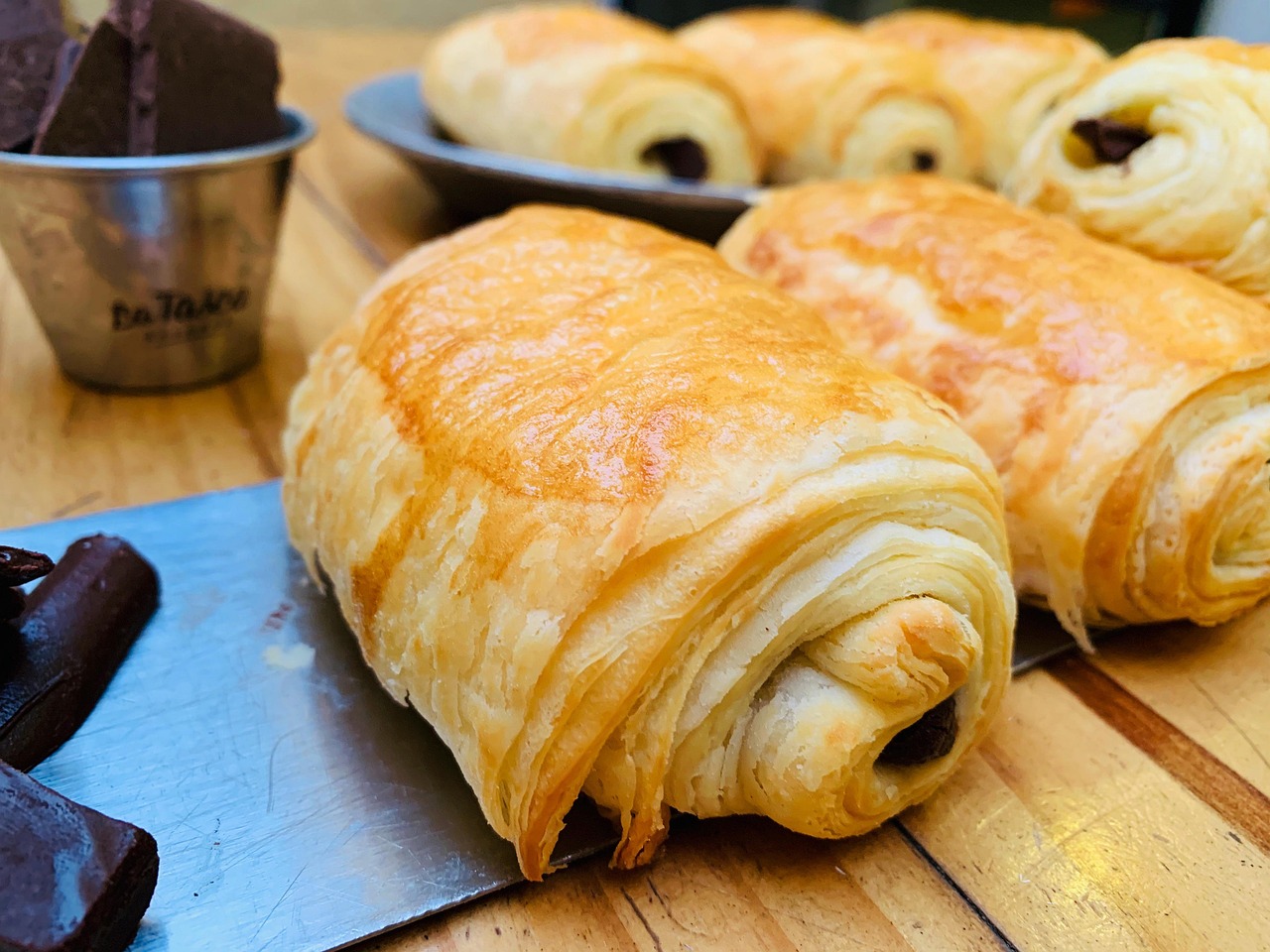 découvrez la véritable histoire de la chocolatine, cette délicieuse viennoiserie au chocolat adorée dans le sud-ouest de la france. ingrédients, origine et secrets de fabrication vous attendent dans cet article.