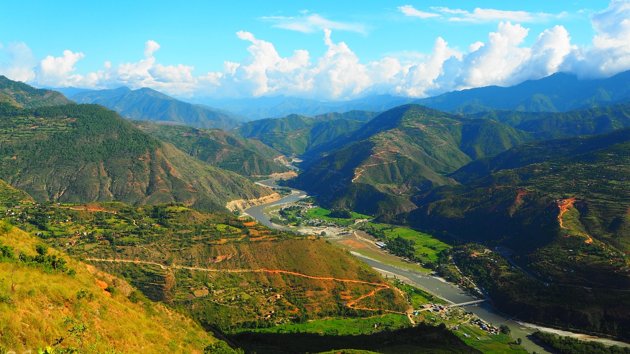 découvrez les majestueuses montagnes de l'himalaya : paysages spectaculaires, aventures inoubliables, spiritualité et biodiversité unique au cœur de l'asie.