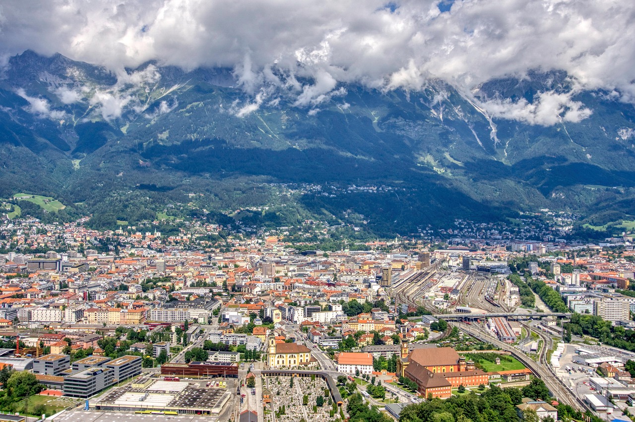 découvrez innsbruck, la capitale du tyrol en autriche, célèbre pour ses paysages alpins majestueux, son riche patrimoine historique et ses stations de ski renommées. idéale pour les amoureux de culture, de sports d'hiver et de nature.