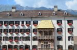 d&eacute;couvrez innsbruck, une ville autrichienne nich&eacute;e au c&oelig;ur des alpes, r&eacute;put&eacute;e pour ses paysages montagneux, son riche patrimoine historique et ses activit&eacute;s de plein air toute l'ann&eacute;e.