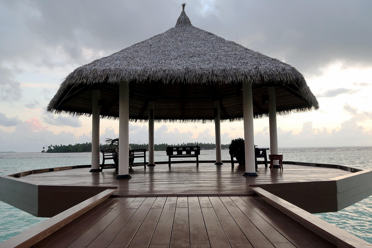 découvrez les maldives, un paradis tropical aux plages de sable blanc, lagons turquoise et resorts de luxe. parfait pour des vacances inoubliables, la plongée sous-marine et la détente au soleil.