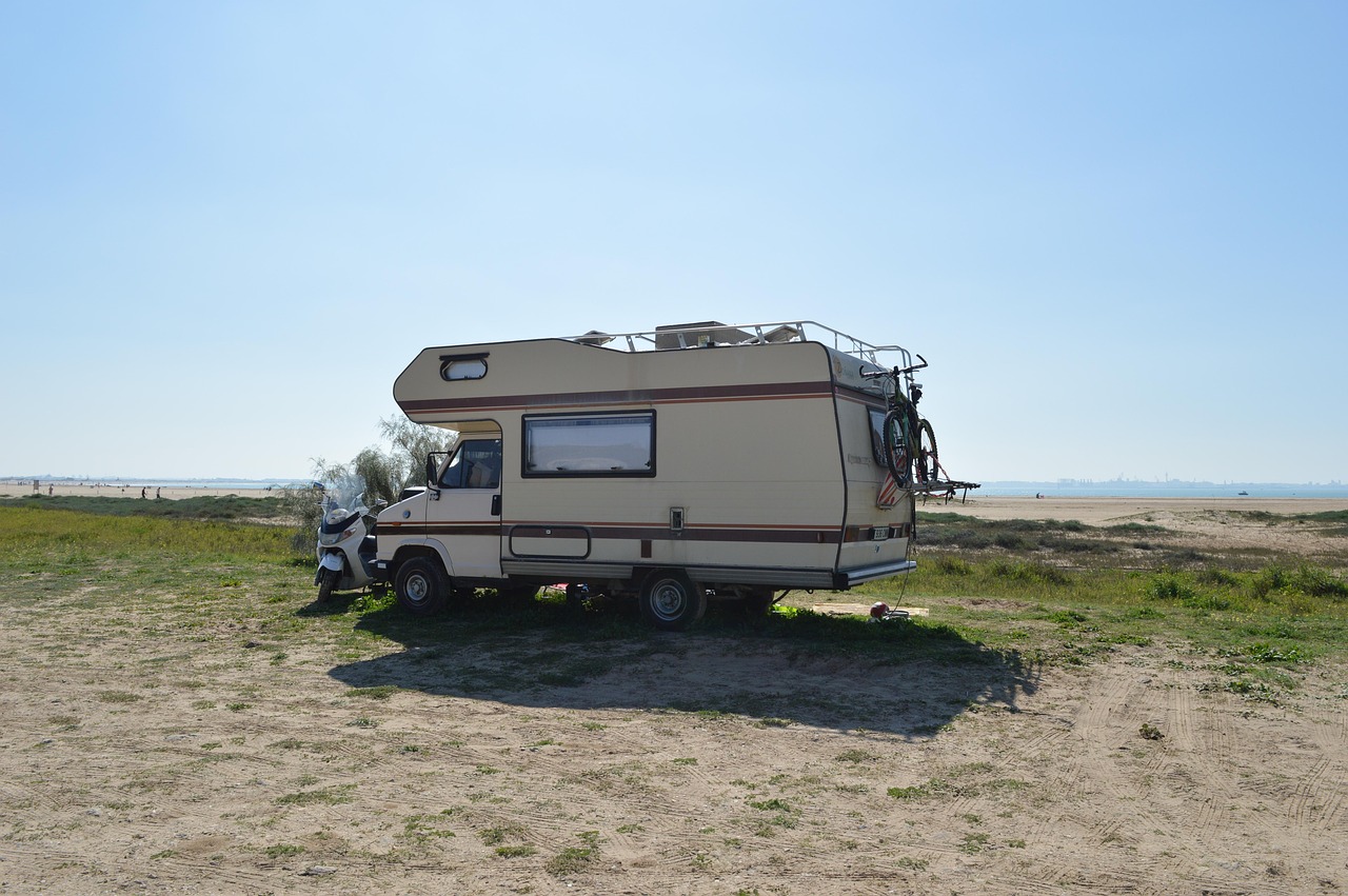 découvrez notre motorhome park : un espace sécurisé et convivial pour accueillir votre camping-car, avec toutes les commodités nécessaires pour un séjour confortable et agréable en pleine nature.