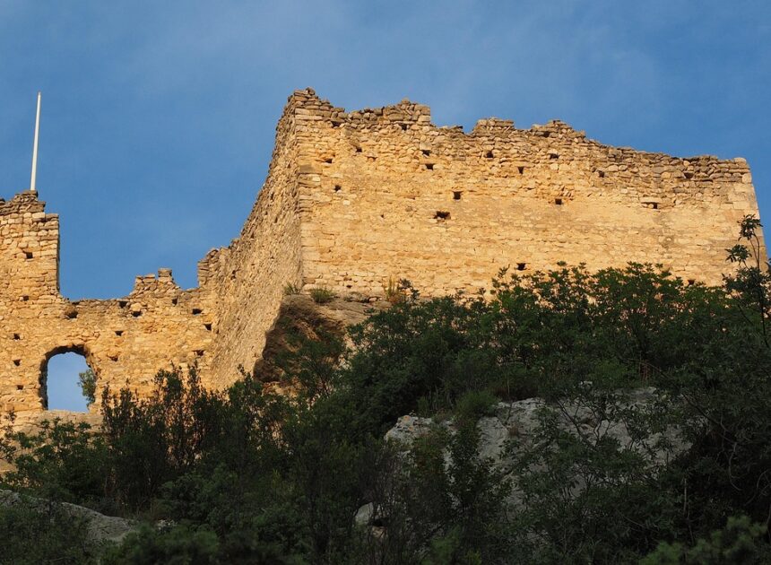 Découvrez Philippe Gloaguen, l’homme derrière les célèbres guides de voyage qui transforment vos souvenirs en aventures.