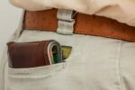 découvrez ce qu'est le pickpocketing, les techniques utilisées par les voleurs à la tire, et comment vous protéger efficacement contre ce type de vol en milieu urbain ou lors de vos voyages.