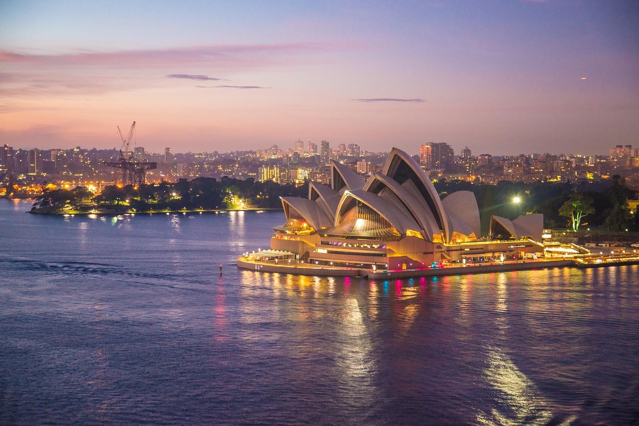 découvrez sydney, la plus grande ville d’australie, réputée pour son opéra emblématique, ses plages magnifiques et son ambiance vibrante. explorez ses quartiers dynamiques, sa culture riche et ses nombreuses attractions touristiques !