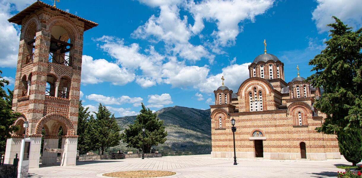 d&eacute;couvrez les principaux d&eacute;fis de s&eacute;curit&eacute; en bosnie-herz&eacute;govine, analysant les enjeux politiques, sociaux et r&eacute;gionaux qui impactent la stabilit&eacute; du pays.