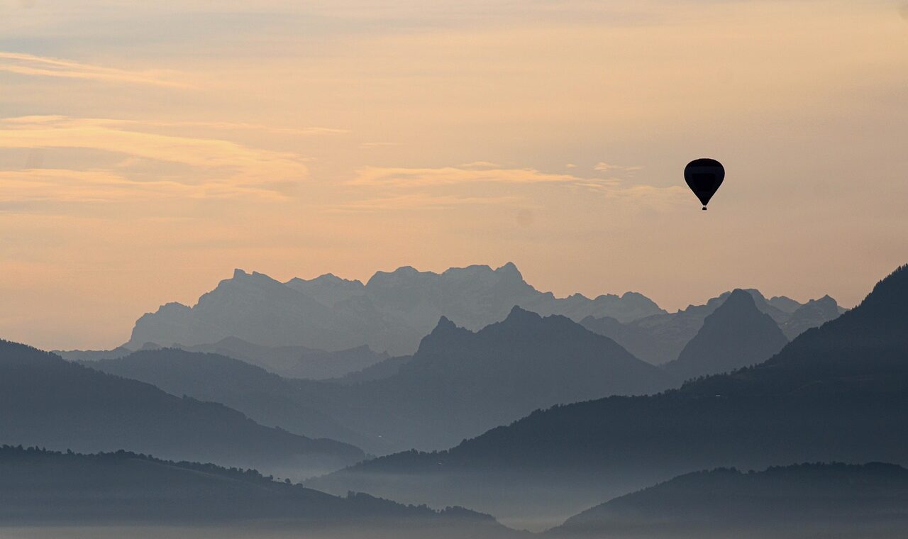 découvrez nos conseils essentiels pour voyager en suisse : meilleures saisons, astuces pour économiser, lieux incontournables à visiter et culture locale à connaître.