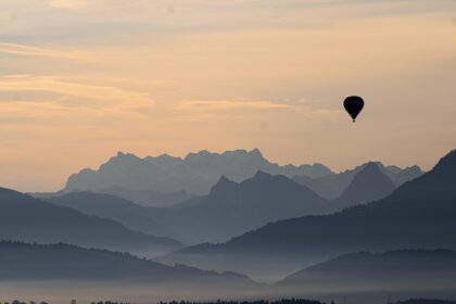d&eacute;couvrez nos conseils essentiels pour voyager en suisse : meilleures saisons, astuces pour &eacute;conomiser, lieux incontournables &agrave; visiter et culture locale &agrave; conna&icirc;tre.