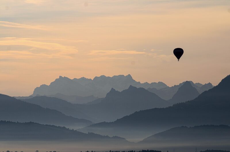 découvrez nos conseils essentiels pour voyager en suisse : meilleures saisons, astuces pour économiser, lieux incontournables à visiter et culture locale à connaître.