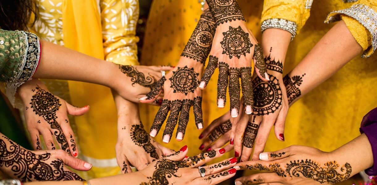 découvrez les coutumes thaïlandaises traditionnelles, leurs croyances, cérémonies et comportements sociaux uniques qui enrichissent la culture thaïe.