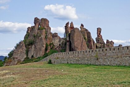 d&eacute;couvrez la bulgarie, un pays riche en histoire, culture et paysages naturels &eacute;poustouflants. explorez ses villes anciennes, ses plages magnifiques et sa d&eacute;licieuse gastronomie.