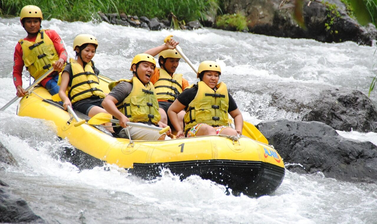 d&eacute;couvrez l'aventure et l'adr&eacute;naline du rafting en eaux vives. profitez d'une exp&eacute;rience unique en pleine nature, adapt&eacute;e &agrave; tous les niveaux, pour des moments inoubliables en famille ou entre amis.