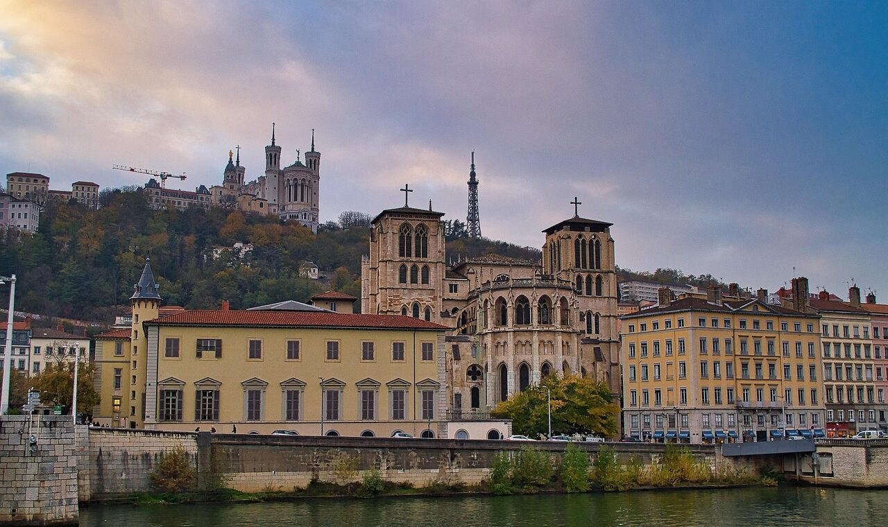 découvrez le tourisme à lyon : monuments historiques, cuisine savoureuse, festivals culturels et balades le long du rhône pour une expérience inoubliable.