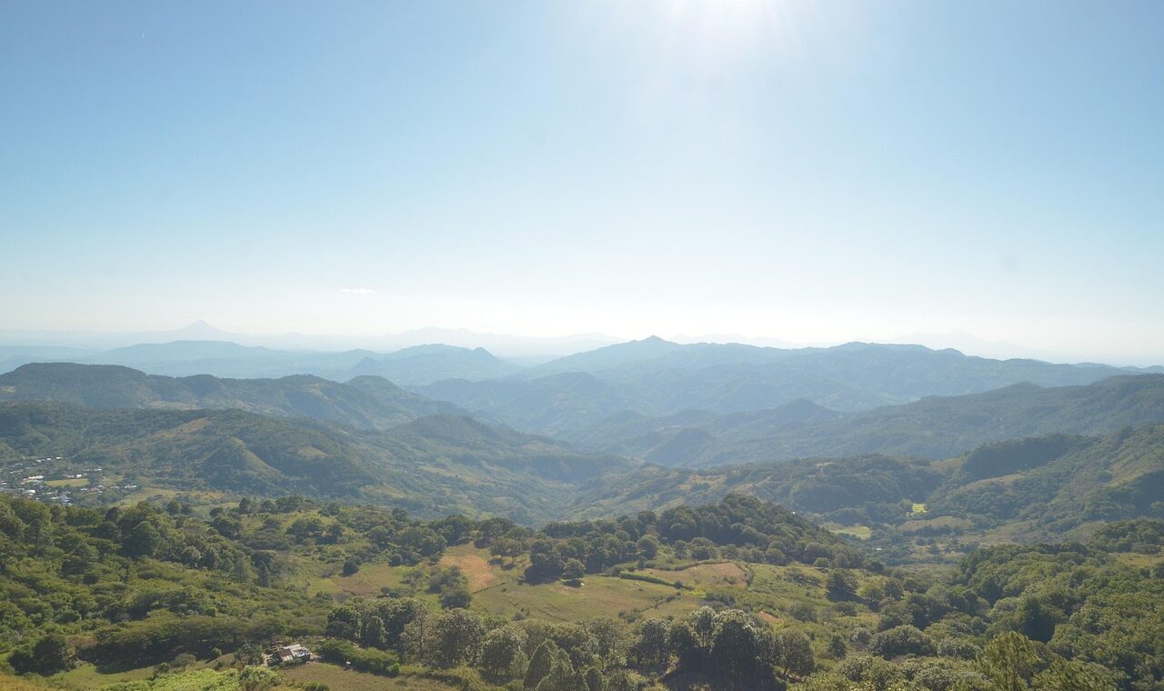 d&eacute;couvrez le nicaragua, un pays d'am&eacute;rique centrale riche en culture, paysages naturels &eacute;poustouflants et histoire fascinante. partez &agrave; l'aventure entre volcans, plages et villes coloniales.