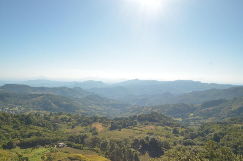 d&eacute;couvrez le nicaragua, un pays d'am&eacute;rique centrale riche en culture, paysages naturels &eacute;poustouflants et histoire fascinante. partez &agrave; l'aventure entre volcans, plages et villes coloniales.