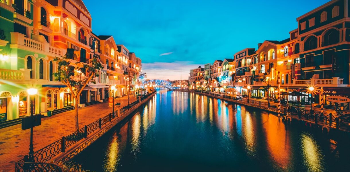 d&eacute;couvrez phu quoc, une &icirc;le paradisiaque vietnamienne c&eacute;l&egrave;bre pour ses plages de sable blanc, ses eaux cristallines et sa nature luxuriante. parfaite pour des vacances inoubliables alliant d&eacute;tente et aventure.